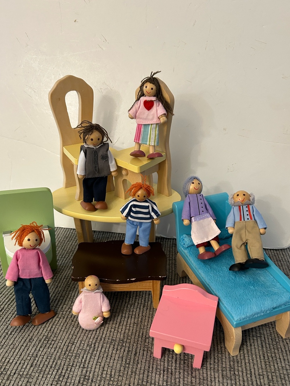 Dollhouse Set and family 14 pieces table chairs setee mom dad grandparents kids